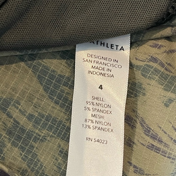 Athleta Trekkie North Printed High Waist Olive Green/Black Shorts, Floral, Sz 4 - Picture 6 of 13